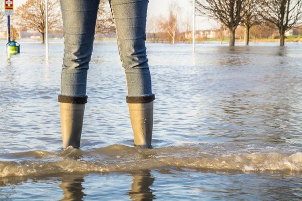 Lady permanent in ondergelopen straat — Stockfoto