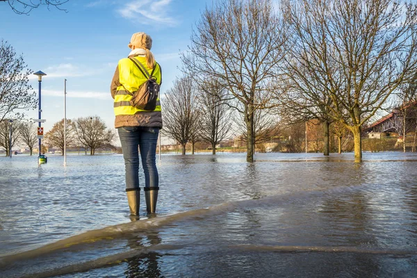 Κυρία στέκεται στο πλημμυρισμένο δρόμο — Φωτογραφία Αρχείου
