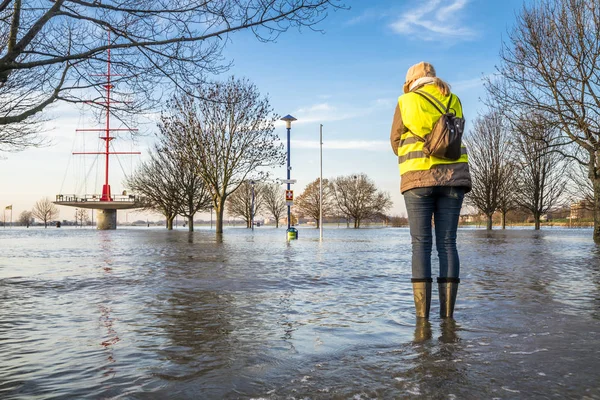 Lady står i översvämmade street — Stockfoto