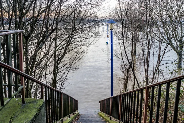 The river Rhine is flooding the city of Duisburg — Stock Photo, Image