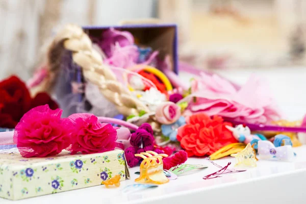 Kolorowy zbiór rzeczy dziewczyna, jak barettes i spinki do włosów — Zdjęcie stockowe