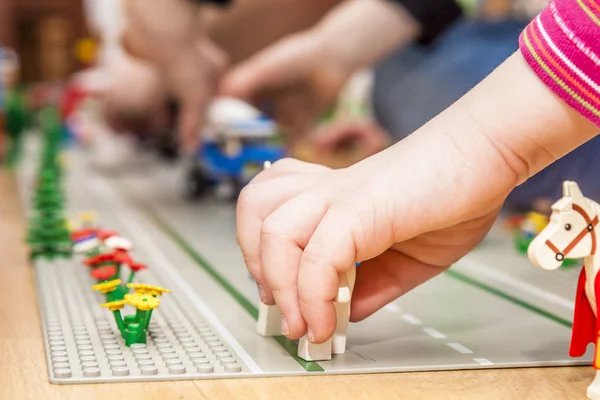 Menina pré-escolar brincando com blocos de brinquedos coloridos — Fotografia de Stock