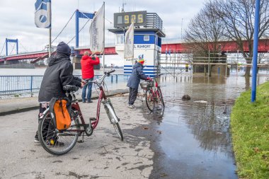 Duisburg Almanya - 08 Ocak 2017: gezinti sel bisiklet sürücüleri sürpriz tarafından Ren Nehri