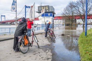Duisburg Almanya - 08 Ocak 2017: gezinti sel bisiklet sürücüleri sürpriz tarafından Ren Nehri
