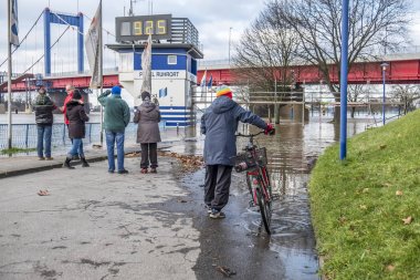Duisburg, Almanya - 08 Ocak 2017: Ruhrort sahil alanının sel Bayan sürpriz tarafından Ren Nehri