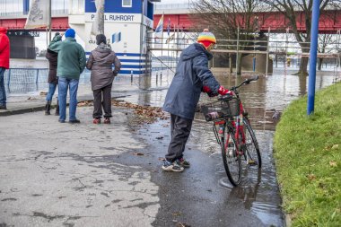 Duisburg, Almanya - 08 Ocak 2017: Ruhrort sahil alanının sel Bayan sürpriz tarafından Ren Nehri