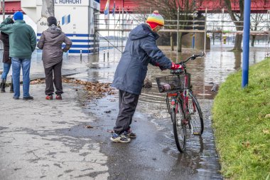 Duisburg, Almanya - 08 Ocak 2017: Ruhrort sahil alanının sel Bayan sürpriz tarafından Ren Nehri