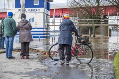 Duisburg, Almanya - 08 Ocak 2017: Ruhrort sahil alanının sel Bayan sürpriz tarafından Ren Nehri