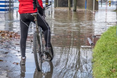 Duisburg, Almanya - 08 Ocak 2017: gezinti sel bisiklet sürücüsü sürpriz tarafından Ren Nehri