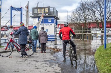 Duisburg, Almanya - 08 Ocak 2017: gezinti sel bisiklet sürücüleri sürpriz tarafından Ren Nehri