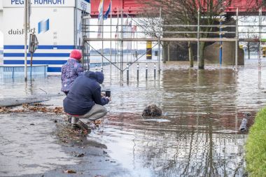 Duisburg, Almanya - 08 Ocak 2017: Adam ve kızı gözlemleyerek Ruhrort sahil alanının sel Ren Nehri