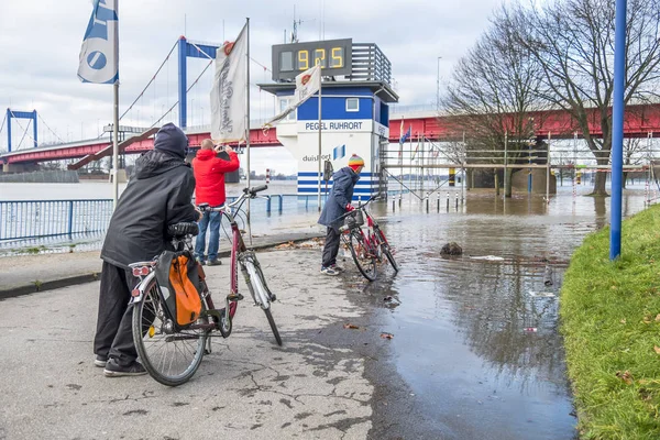 Duisburg Almanya - 08 Ocak 2017: gezinti sel bisiklet sürücüleri sürpriz tarafından Ren Nehri