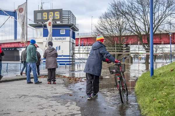 Дуйсбурзі, Німеччина - 2017 08 січня: Леді здивований, річка Рейн затоплення набережна в Ruhrort — стокове фото
