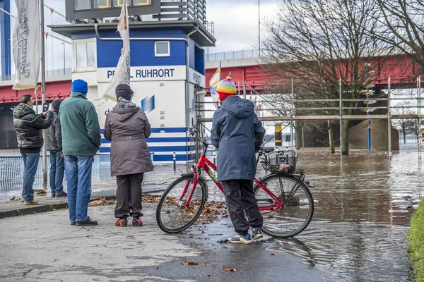 Duisburg, Tyskland - januari 08 2017: Lady förvånad av floden Rhen översvämningar strandpromenaden i Ruhrort — Stockfoto