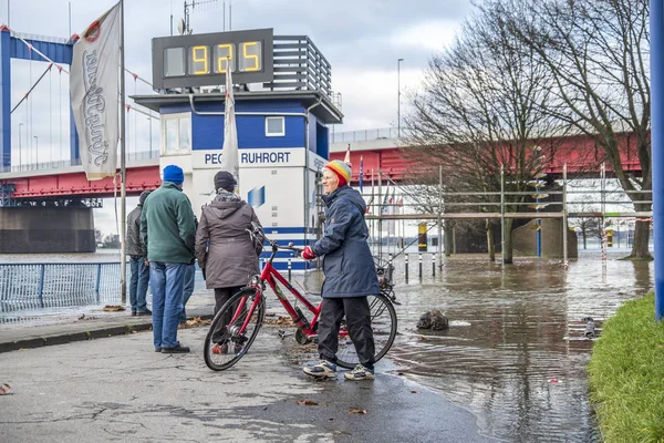 Duisburg, Tyskland - januari 08 2017: Lady förvånad av floden Rhen översvämningar strandpromenaden i Ruhrort — Stockfoto
