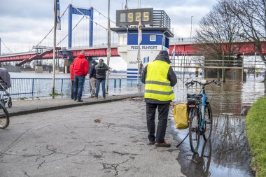 Duisburg, Almanya - 08 Ocak 2017: Ruhrort sahil alanının sel bisiklet sürücüsü sürpriz tarafından Ren Nehri