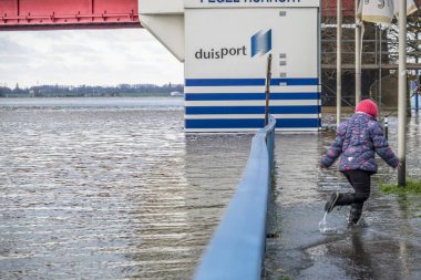 Duisburg, Almanya - 08 Ocak 2017: gezinti sel küçük kız sürpriz tarafından Ren Nehri