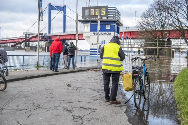 Дуйсбурзі, Німеччина - 2017 08 січня: Велосипед драйвер здивований, річка Рейн затоплення набережна в Ruhrort — стокове фото
