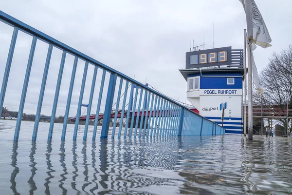 Duisburg, Allemagne - 08 janvier 2017 : Le filigrane d'inondation est de plus de 9 mètres — Photo