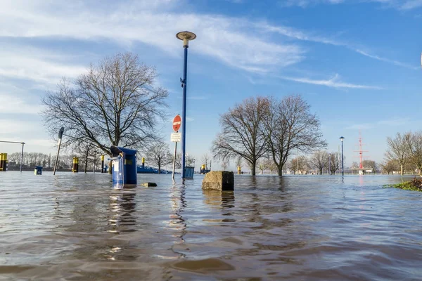 Duisburg, Alemania - 08 de enero de 2017: El río Rin está inundando el Muehlenweide — Foto de Stock