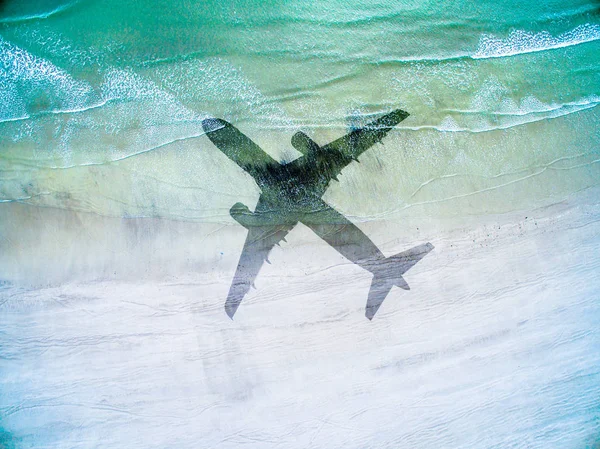 Повітря Вид на самотній пляж з тіні літака — стокове фото