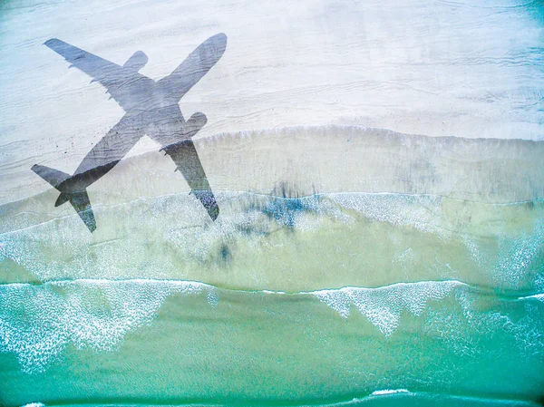 Вид с воздуха на одинокий пляж с тенью самолета — стоковое фото