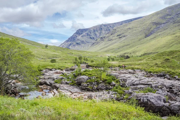 Colinas de Highland com rio Etive em primeiro plano — Fotografia de Stock