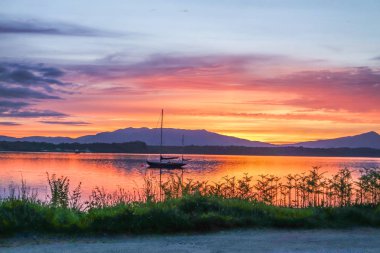 Loch Linnhe Shuna Adası ve Ardnamurchan ile şaşırtıcı günbatımında arka planda, Argyll