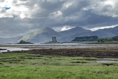 Castle Stalker Appin Bridge'de Jubilee arka planda dağların nefes kesici manzarasına sahip görüldü
