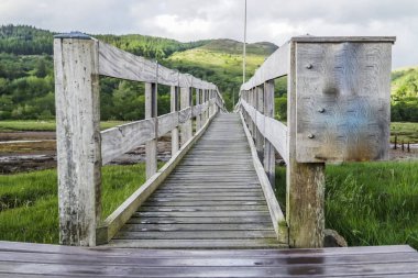Castle Stalker Appin içinde arka planda dağların nefes kesici manzarasına sahip yakın Jubilee Köprüsü