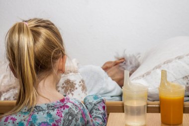 Küçük kız onun ölen büyük büyükanne ziyaret