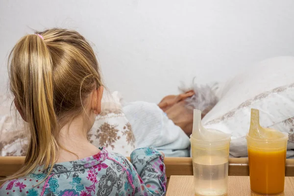 Niña visitando a su moribunda abuela — Foto de Stock