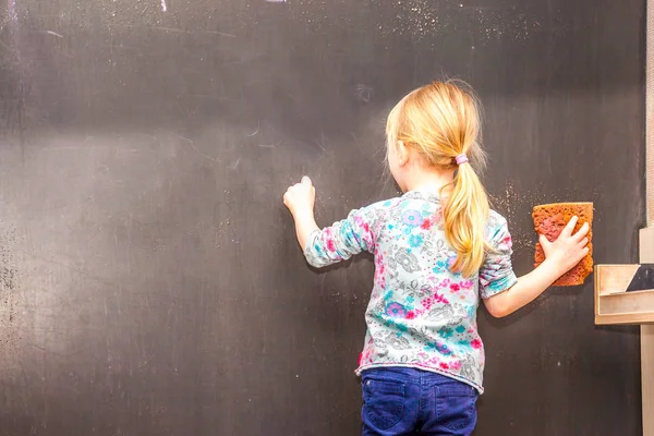 Sevimli küçük kız boş tahta yazma — Stok fotoğraf