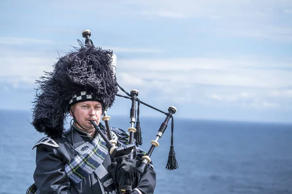 Традиційний шотландський bagpiper у повному обсязі Дрес-код на Данноттар в Stonehaven — стокове фото