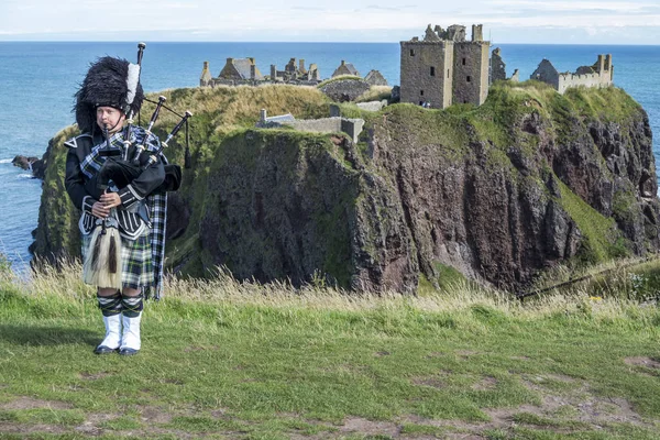 ストーンヘブンにダノター城の完全なドレス コードの伝統的なスコットランド笛 — ストック写真