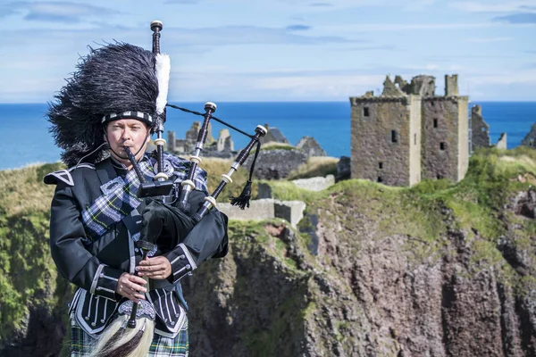 ストーンヘブンにダノター城の完全なドレス コードの伝統的なスコットランド笛 — ストック写真