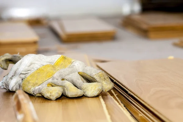 Пара использованных перчаток, лежащих на снятом ламинате — стоковое фото