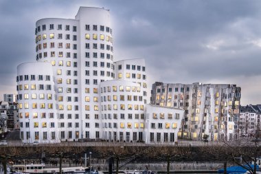 Neuer mimar Frank Gehry O. tarafından tasarlanan ve 1998'de, Dusseldorf, Almanya üzerinde 08 Şubat 2017 medya limanındaki tamamlandı Zollhof görünümünü
