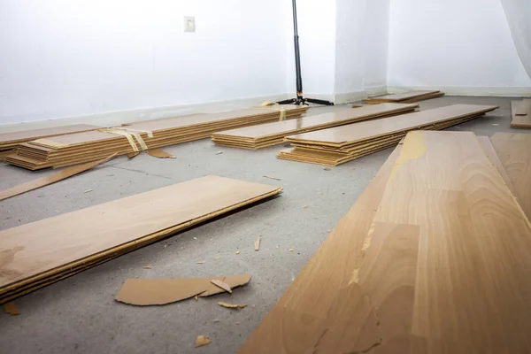 Salle pleine de stratifié enlevé couché sur le sol — Photo