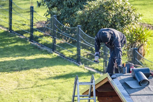 Roofer repairing the metal facing after storm — Stock Photo, Image