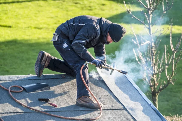 뫼 르 스, 독일-2 월 5 2018: 지붕 작업자 가스 버너 유지 보수에 대 한 — 스톡 사진