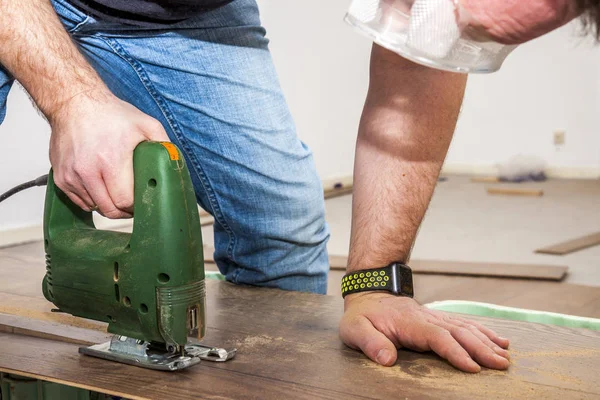 DIY工人用夹具锯切木板 — 图库照片