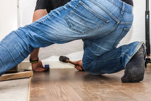 Férfi zokni laminált padló fektetése — Stock Fotó