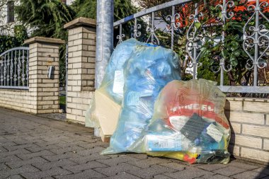 Moers, Almanya - 09 Şubat 2018: sokakta bekleyen tipik Alman atık torbaları