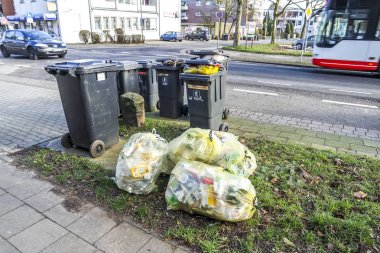 Moers, Almanya - 09 Şubat 2018: sokakta bekleyen tipik Alman atık torbaları