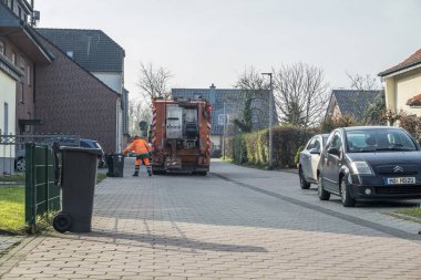 Moers, Almanya - 09 Şubat 2018: depo gözlerini toplama çöp adamlar