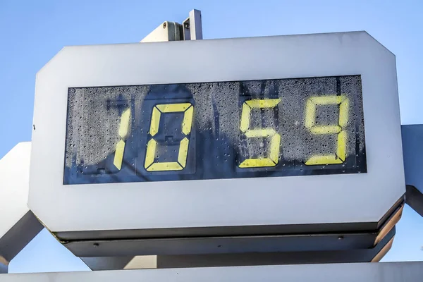Dijital saat 10:59 gösterilen