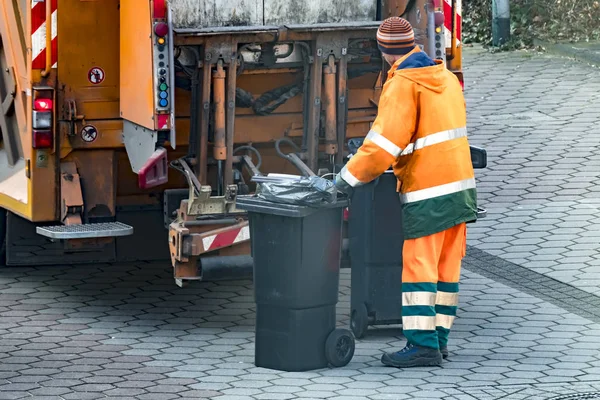 Σκουπίδια άνθρωπος συλλέγει τα δοχεία — Φωτογραφία Αρχείου