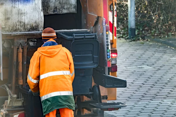 Basurero recogiendo los contenedores — Foto de Stock