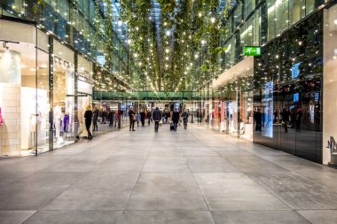 Münih, Almanya - 15 Şubat 2018: insanlar tipik Alman Alışveriş Merkezi Münih'te Fuenf Hoefe alışveriş